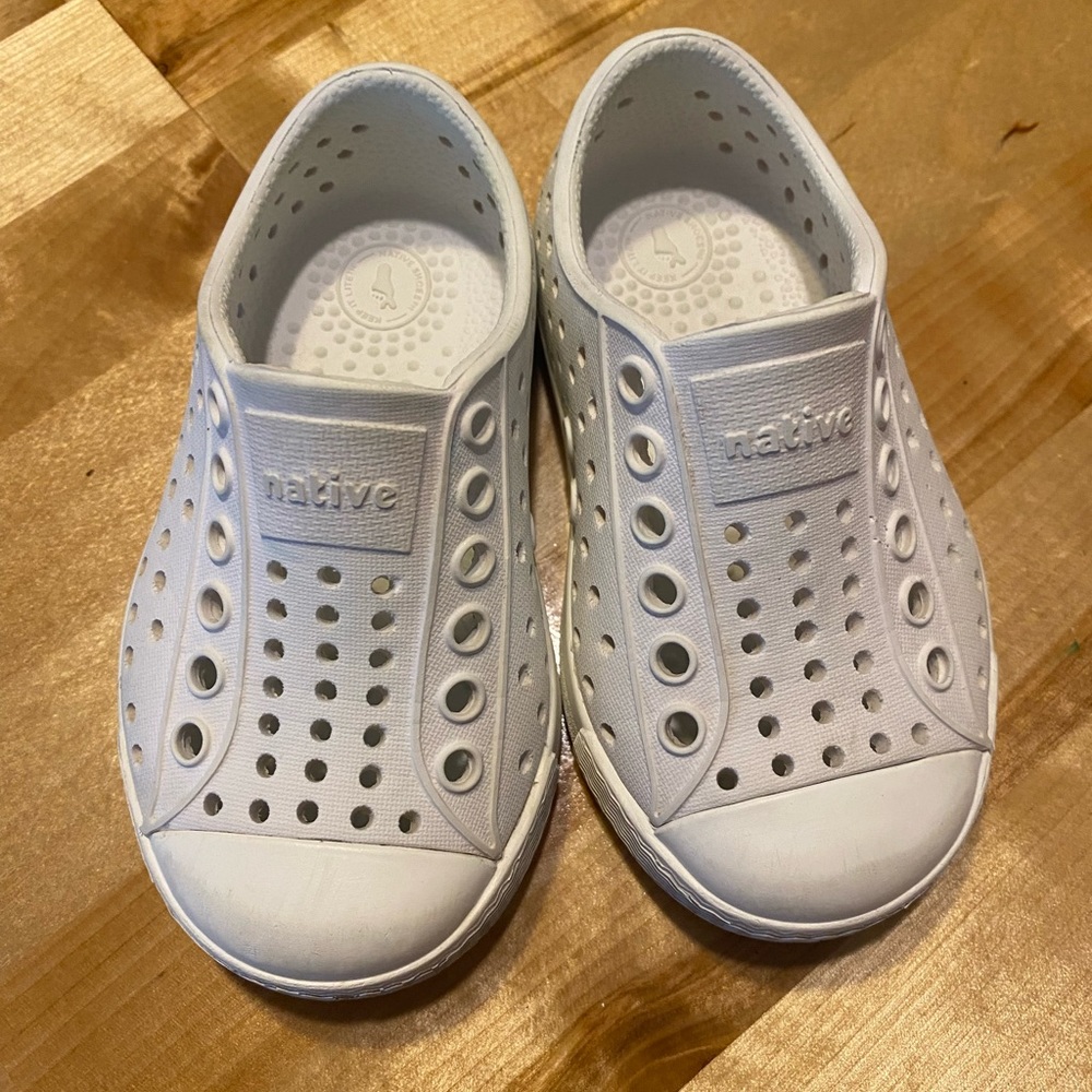 Used White Native toddler Shoe in size 5